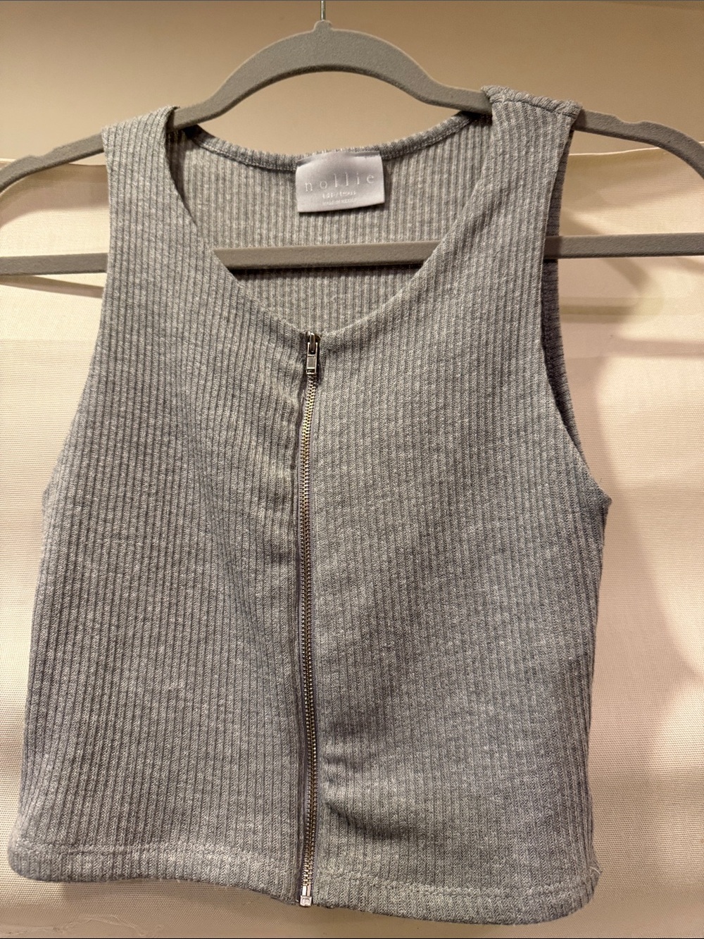 Nollie Women's Light Gray Ribbed Zip-Front Sleeveless Sweater